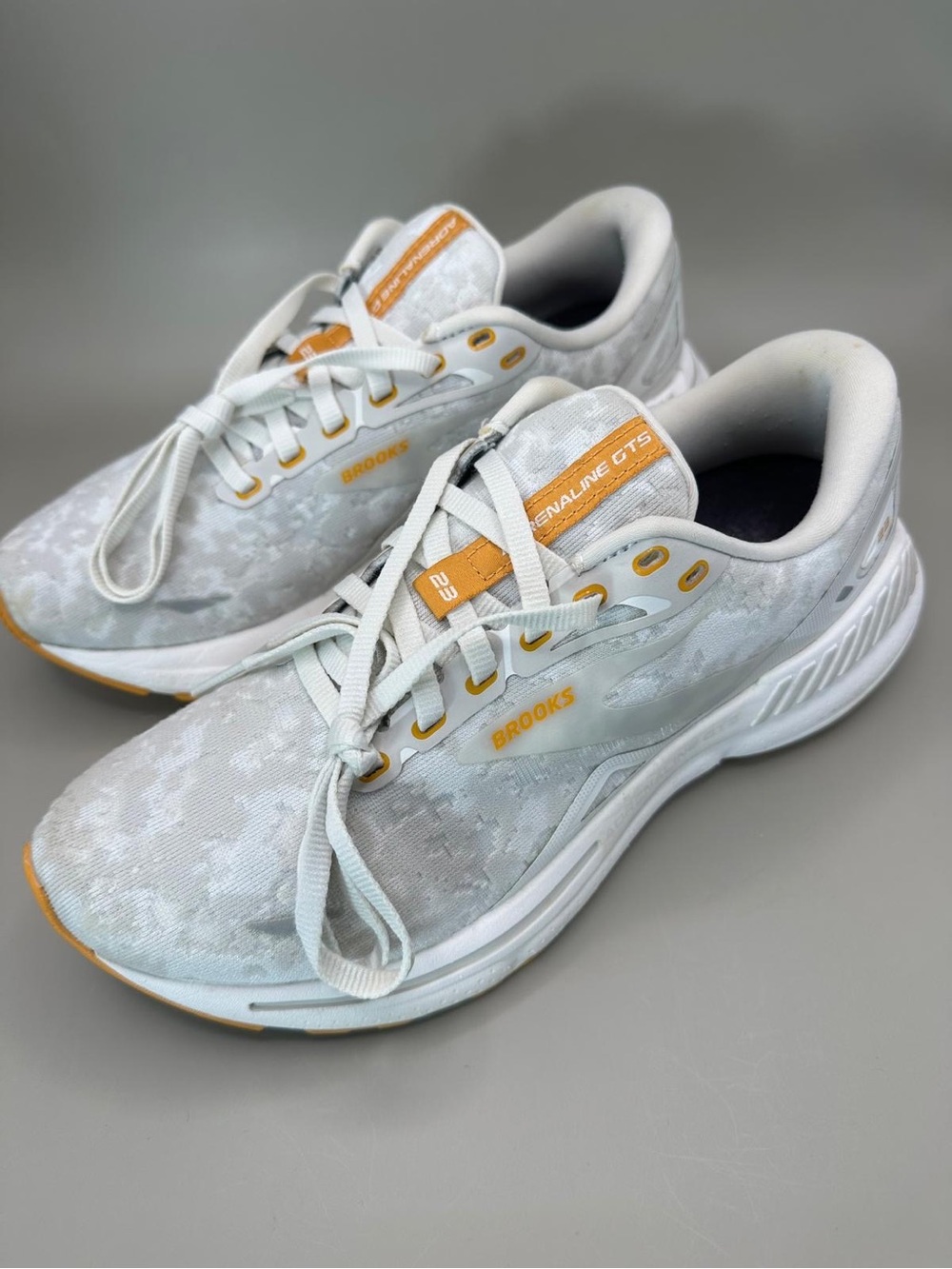 Brooks Adrenaline GTS 23 Running Shoes Women’s 8 White Gray Sunflower.